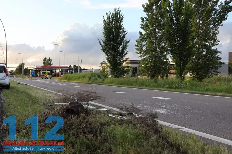 Ravage op N261: Auto op de kop in sloot na zware crash Waalwijk 2 Ravage op N261: Auto op de kop in sloot na zware crash Waalwijk 112 De Langstraat
