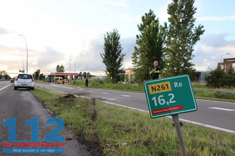 Ravage op N261: Auto op de kop in sloot na zware crash Waalwijk 4 Ravage op N261: Auto op de kop in sloot na zware crash Waalwijk 112 De Langstraat