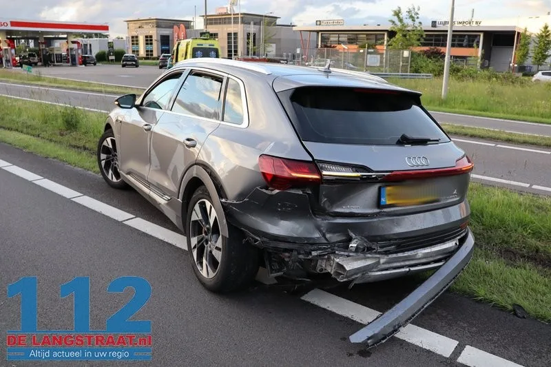 Ravage op N261: Auto op de kop in sloot na zware crash Waalwijk 5 Ravage op N261: Auto op de kop in sloot na zware crash Waalwijk 112 De Langstraat