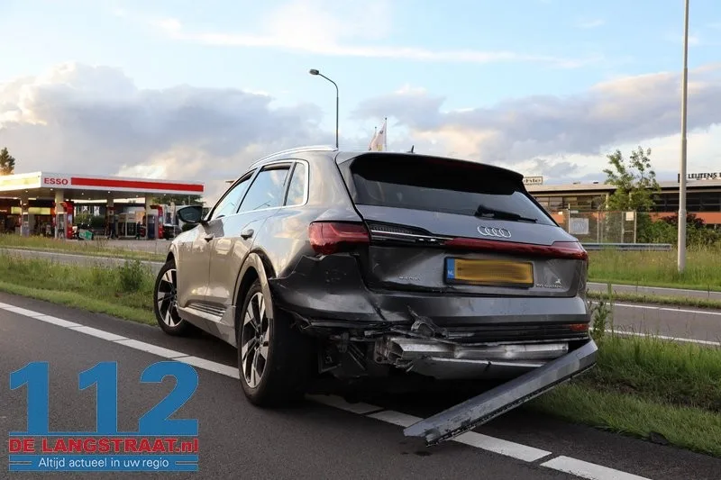 Ravage op N261: Auto op de kop in sloot na zware crash Waalwijk 6 Ravage op N261: Auto op de kop in sloot na zware crash Waalwijk 112 De Langstraat