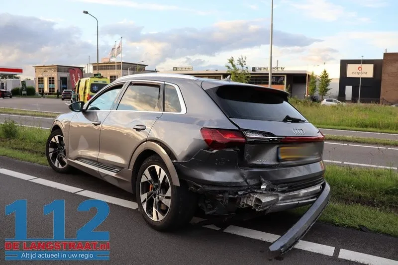Ravage op N261: Auto op de kop in sloot na zware crash Waalwijk 7 Ravage op N261: Auto op de kop in sloot na zware crash Waalwijk 112 De Langstraat