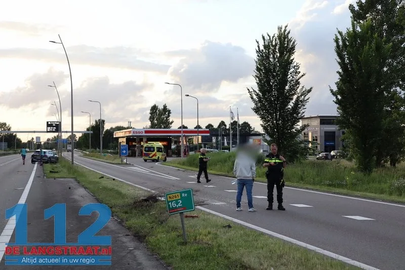 Ravage op N261: Auto op de kop in sloot na zware crash Waalwijk 10 Ravage op N261: Auto op de kop in sloot na zware crash Waalwijk 112 De Langstraat