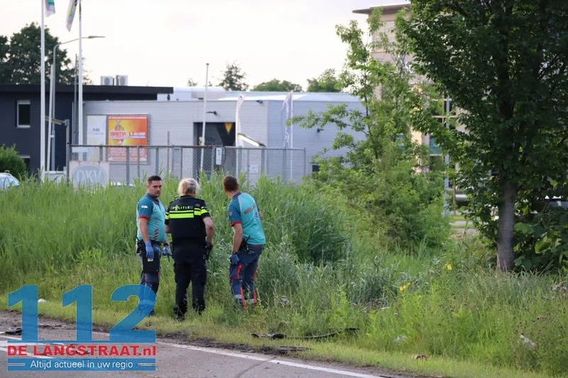 Ravage op N261: Auto op de kop in sloot na zware crash Waalwijk 11 Ravage op N261: Auto op de kop in sloot na zware crash Waalwijk 112 De Langstraat