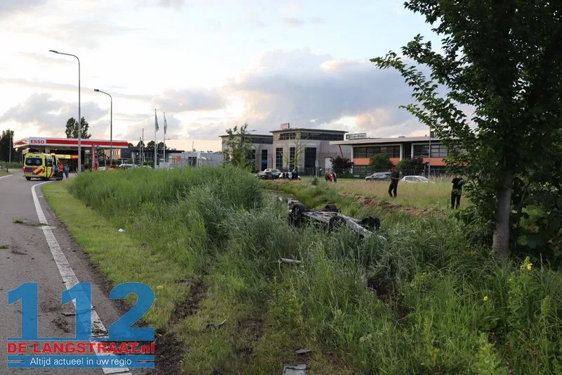 Ravage op N261: Auto op de kop in sloot na zware crash Waalwijk 12 Ravage op N261: Auto op de kop in sloot na zware crash Waalwijk 112 De Langstraat