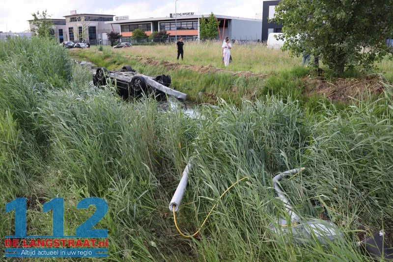 Ravage op N261: Auto op de kop in sloot na zware crash Waalwijk 13 Ravage op N261: Auto op de kop in sloot na zware crash Waalwijk 112 De Langstraat