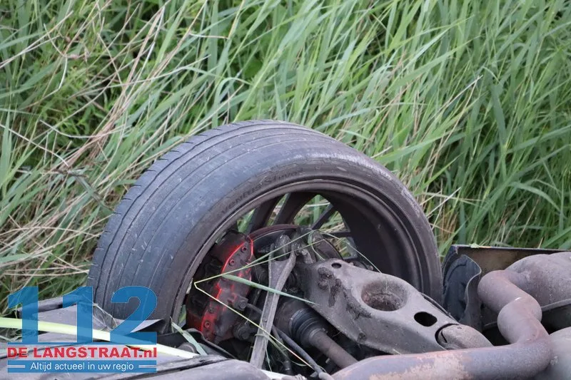 Ravage op N261: Auto op de kop in sloot na zware crash Waalwijk 15 Ravage op N261: Auto op de kop in sloot na zware crash Waalwijk 112 De Langstraat