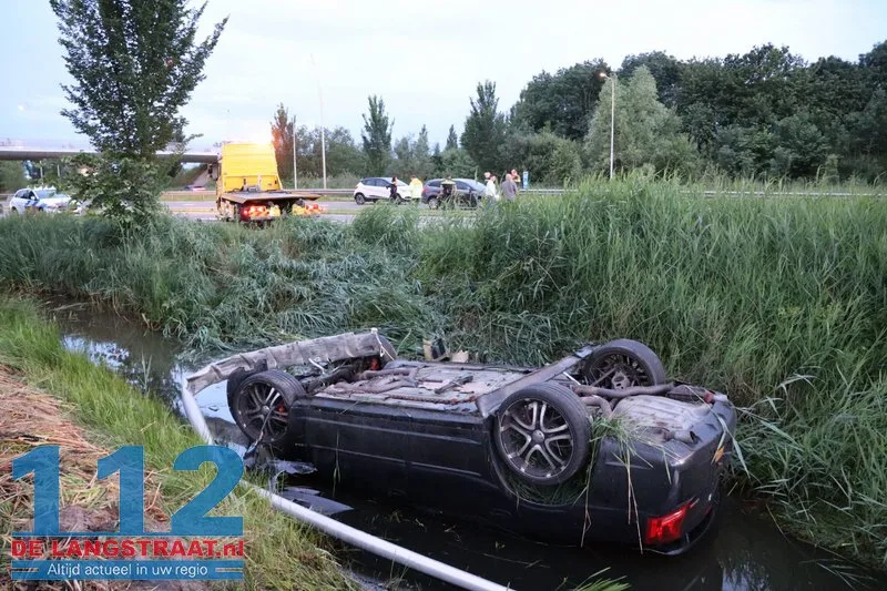 Ravage op N261: Auto op de kop in sloot na zware crash Waalwijk 16 Ravage op N261: Auto op de kop in sloot na zware crash Waalwijk 112 De Langstraat