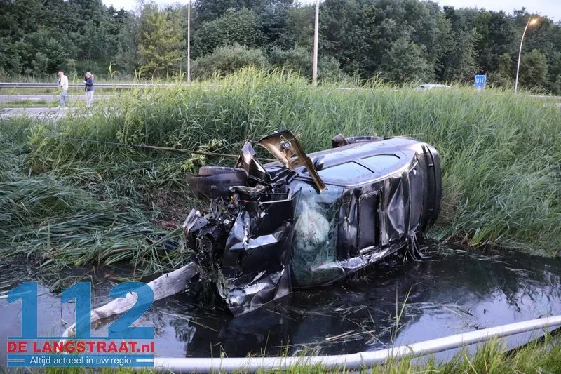 Ravage op N261: Auto op de kop in sloot na zware crash Waalwijk 18 Ravage op N261: Auto op de kop in sloot na zware crash Waalwijk 112 De Langstraat