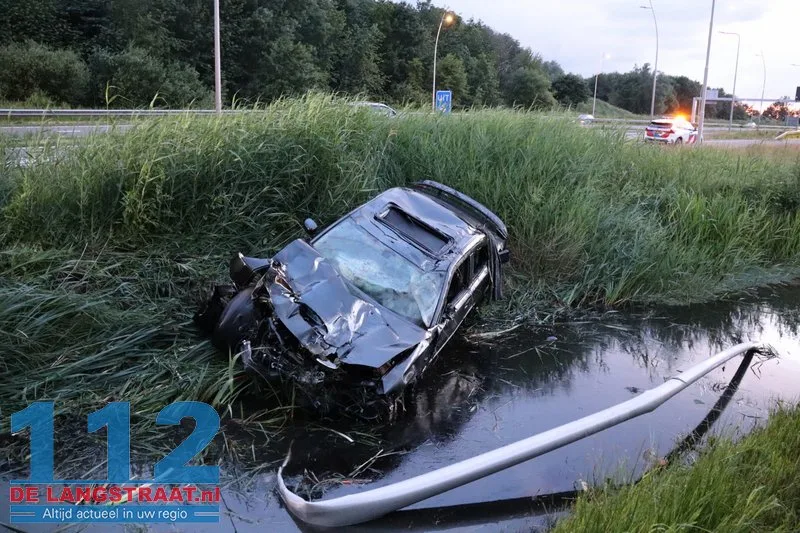 Ravage op N261: Auto op de kop in sloot na zware crash Waalwijk 19 Ravage op N261: Auto op de kop in sloot na zware crash Waalwijk 112 De Langstraat