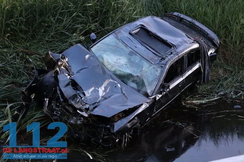 Ravage op N261: Auto op de kop in sloot na zware crash Waalwijk 20 Ravage op N261: Auto op de kop in sloot na zware crash Waalwijk 112 De Langstraat