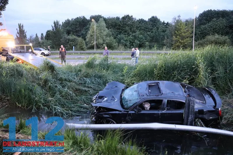 Ravage op N261: Auto op de kop in sloot na zware crash Waalwijk 21 Ravage op N261: Auto op de kop in sloot na zware crash Waalwijk 112 De Langstraat