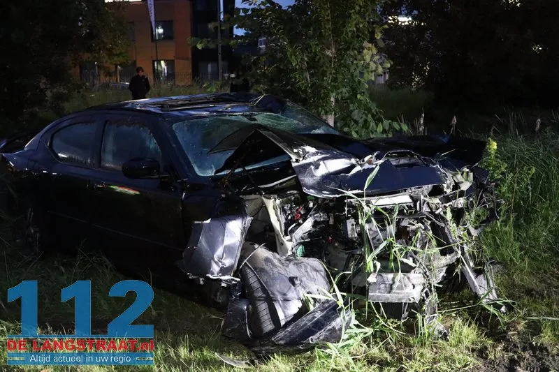 Ravage op N261: Auto op de kop in sloot na zware crash Waalwijk 24 Ravage op N261: Auto op de kop in sloot na zware crash Waalwijk 112 De Langstraat
