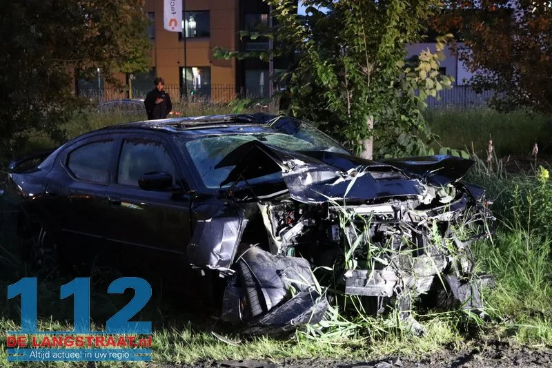 Ravage op N261: Auto op de kop in sloot na zware crash Waalwijk 25 Ravage op N261: Auto op de kop in sloot na zware crash Waalwijk 112 De Langstraat