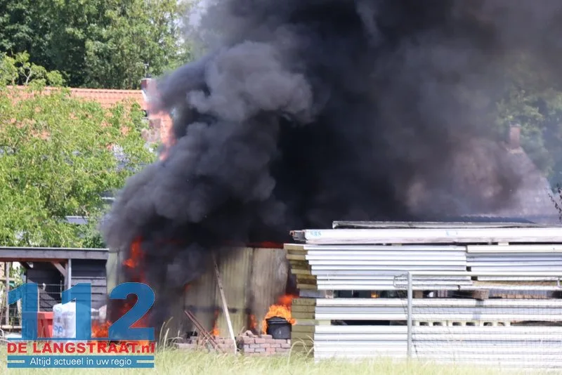 Brand in schuurtje achter woning in Sprang-Capelle, mogelijk asbest vrijgekomen 112 De Langstraat