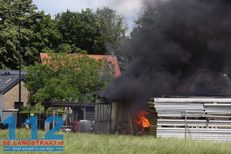 Brand in schuurtje achter woning in Sprang-Capelle, mogelijk asbest vrijgekomen 112 De Langstraat