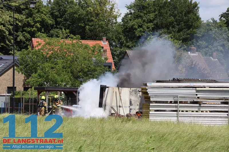 Brand in schuurtje achter woning in Sprang-Capelle, mogelijk asbest vrijgekomen 112 De Langstraat