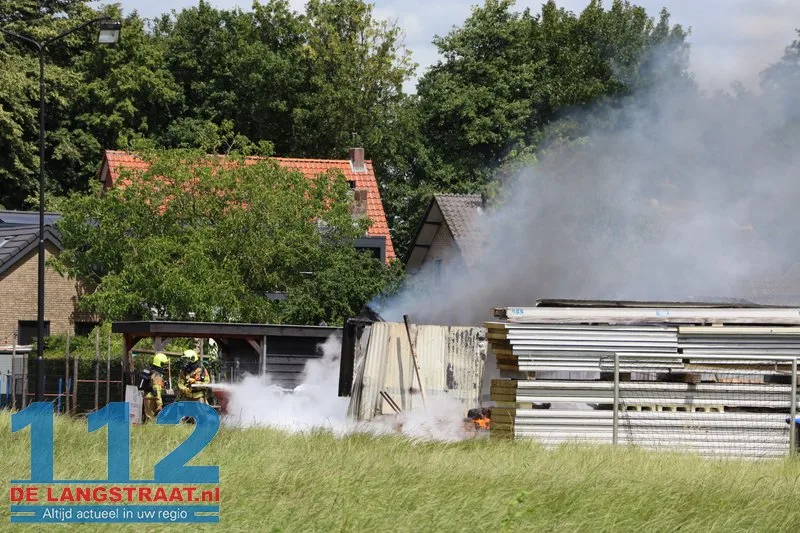 Brand in schuurtje achter woning in Sprang-Capelle, mogelijk asbest vrijgekomen 112 De Langstraat