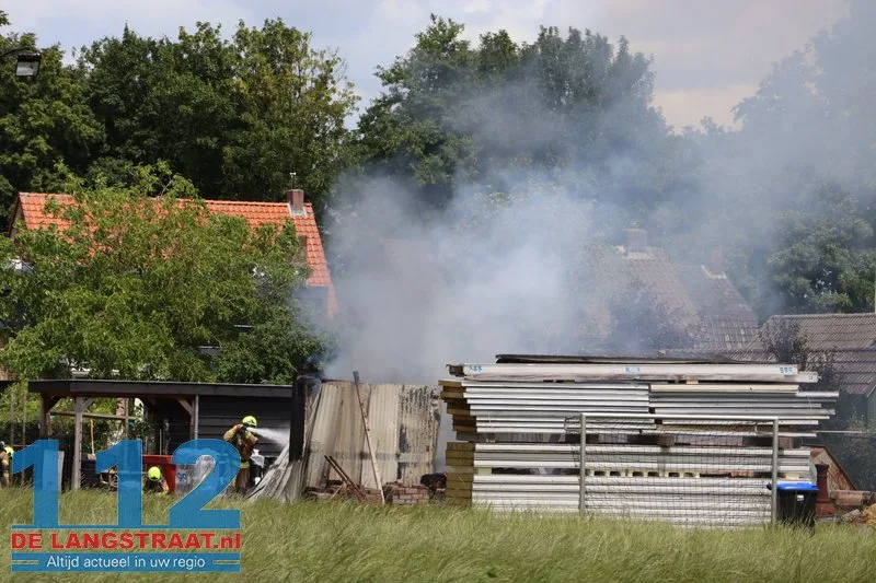 Brand in schuurtje achter woning in Sprang-Capelle, mogelijk asbest vrijgekomen 112 De Langstraat