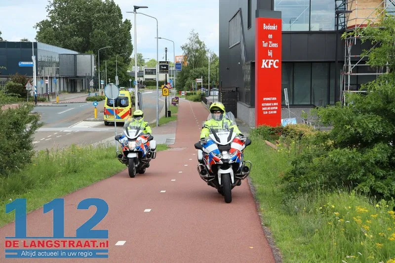 Ernstig ongeval bij fietsbrug Prof. Asserweg: Frontale botsing tussen fatbike en scooter 3 Ernstig ongeval bij fietsbrug Prof. Asserweg: Frontale botsing tussen fatbike en scooter 112 De Langstraat
