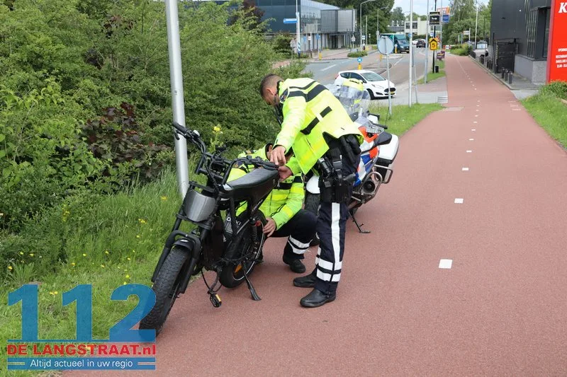 Ernstig ongeval bij fietsbrug Prof. Asserweg: Frontale botsing tussen fatbike en scooter 5 Ernstig ongeval bij fietsbrug Prof. Asserweg: Frontale botsing tussen fatbike en scooter 112 De Langstraat