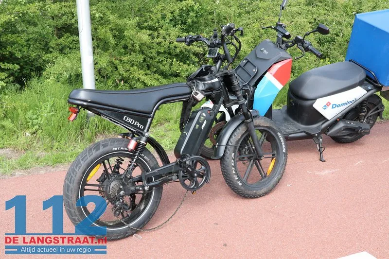 Ernstig ongeval bij fietsbrug Prof. Asserweg: Frontale botsing tussen fatbike en scooter 11 Ernstig ongeval bij fietsbrug Prof. Asserweg: Frontale botsing tussen fatbike en scooter 112 De Langstraat