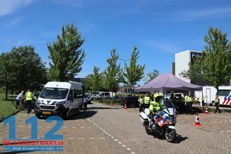 Grote politie- en belastingcontrole bij Piet Klerkx: Auto's in beslag genomen en aanhouding 112 De Langstraat
