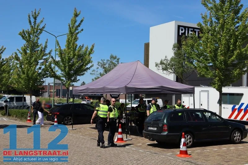 Grote politie- en belastingcontrole bij Piet Klerkx: Auto's in beslag genomen en aanhouding 112 De Langstraat