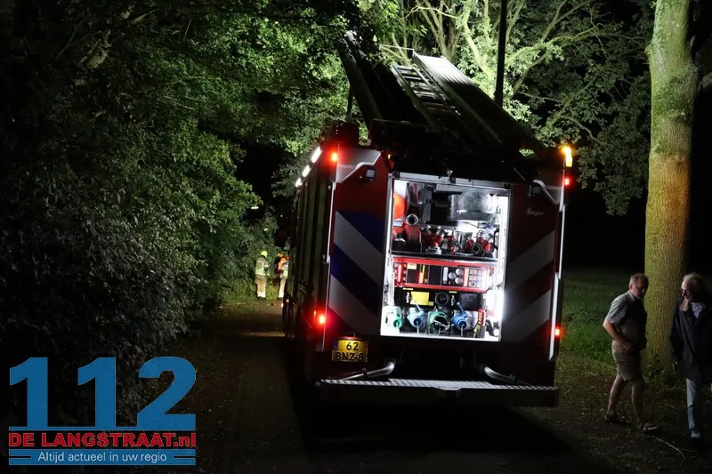 Boom waait dwars over de weg in Waspik tijdens noodweer 112 De Langstraat
