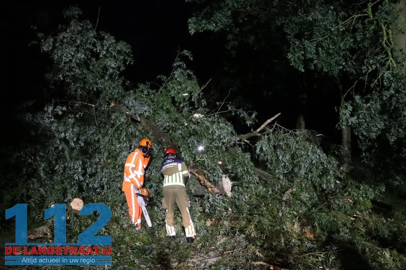 Boom waait dwars over de weg in Waspik tijdens noodweer 112 De Langstraat