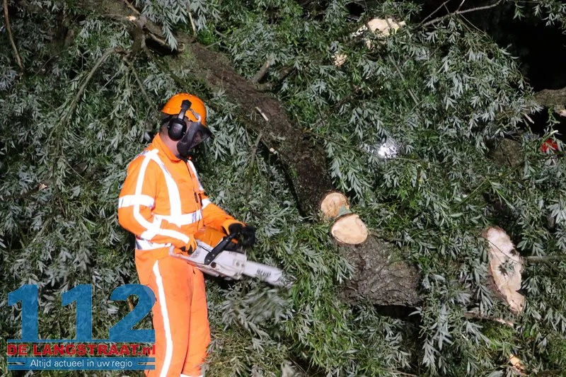 Boom waait dwars over de weg in Waspik tijdens noodweer 112 De Langstraat