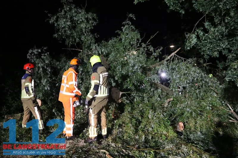 Boom waait dwars over de weg in Waspik tijdens noodweer 112 De Langstraat