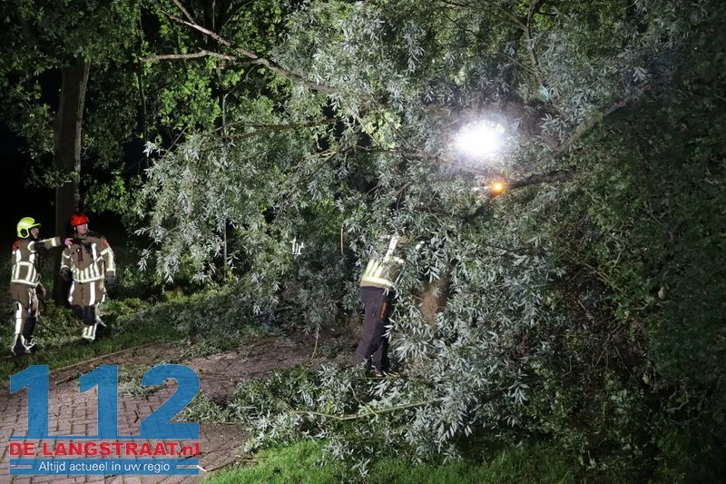 Boom waait dwars over de weg in Waspik tijdens noodweer 112 De Langstraat