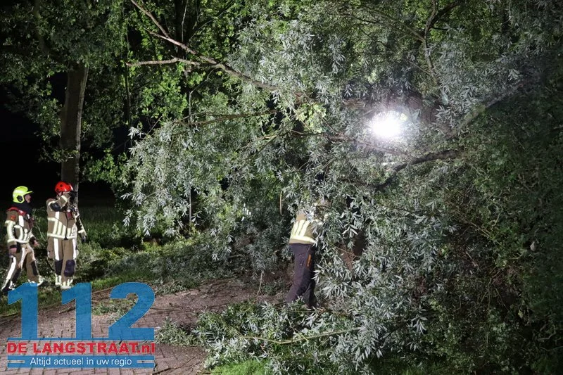 Boom waait dwars over de weg in Waspik tijdens noodweer 112 De Langstraat
