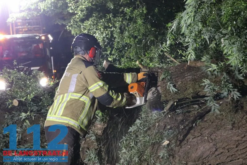 Boom waait dwars over de weg in Waspik tijdens noodweer 112 De Langstraat
