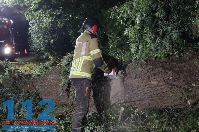 Boom waait dwars over de weg in Waspik tijdens noodweer 112 De Langstraat
