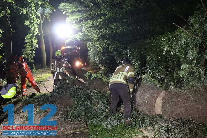 Boom waait dwars over de weg in Waspik tijdens noodweer 112 De Langstraat