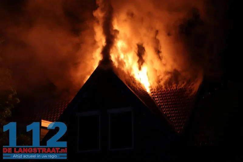 Grote ravage na blikseminslag: Wijk in Waalwijk opgeschrikt door uitslaande dakbrand 112 De Langstraat