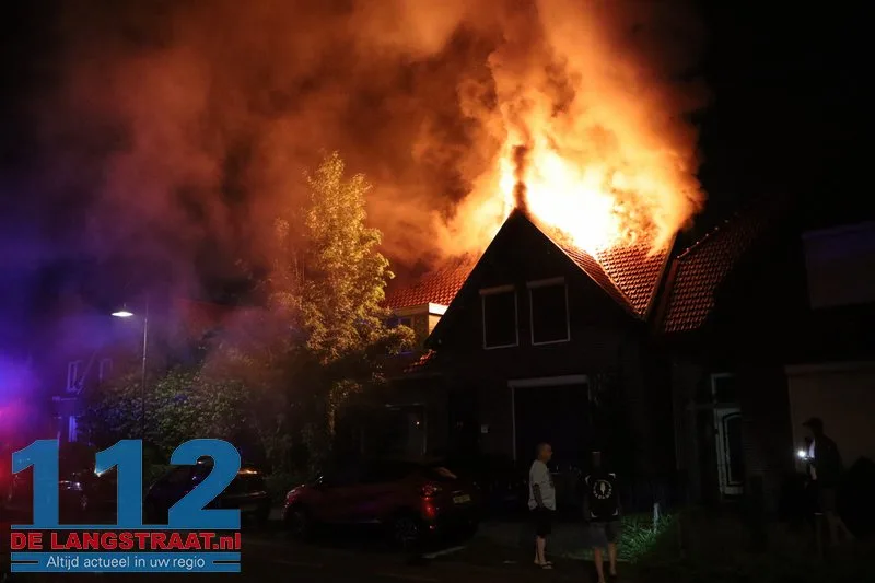 Grote ravage na blikseminslag: Wijk in Waalwijk opgeschrikt door uitslaande dakbrand 112 De Langstraat