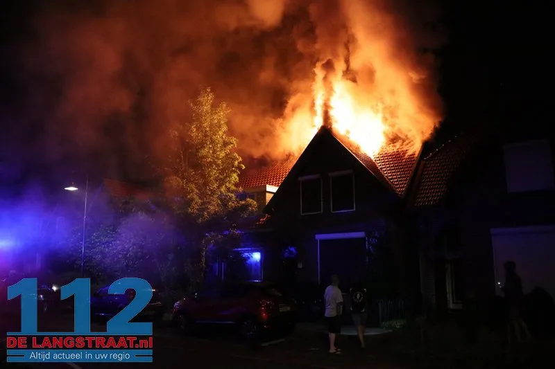 Grote ravage na blikseminslag: Wijk in Waalwijk opgeschrikt door uitslaande dakbrand 112 De Langstraat