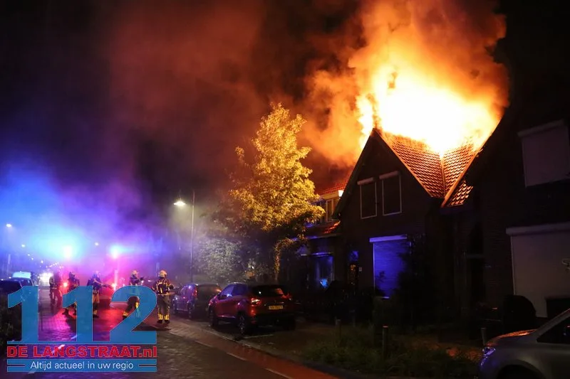 Grote ravage na blikseminslag: Wijk in Waalwijk opgeschrikt door uitslaande dakbrand 112 De Langstraat