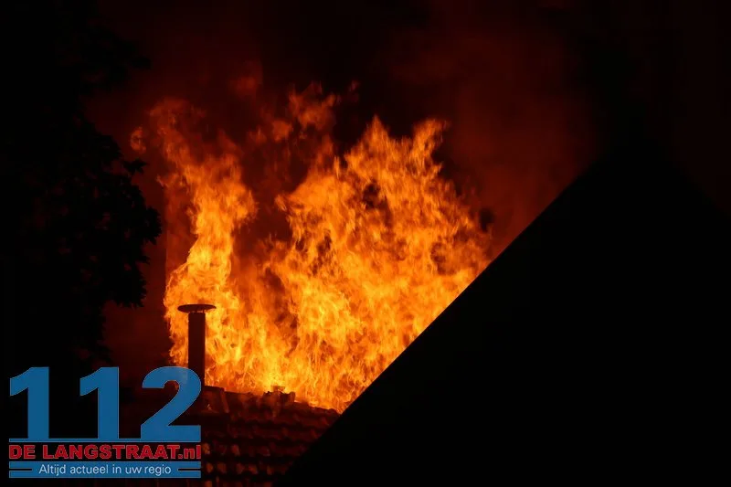 Grote ravage na blikseminslag: Wijk in Waalwijk opgeschrikt door uitslaande dakbrand 112 De Langstraat
