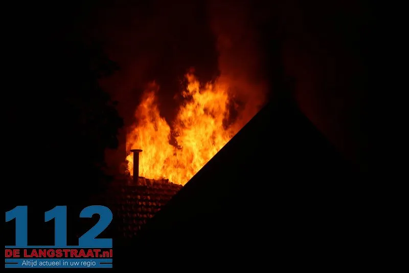 Grote ravage na blikseminslag: Wijk in Waalwijk opgeschrikt door uitslaande dakbrand 112 De Langstraat