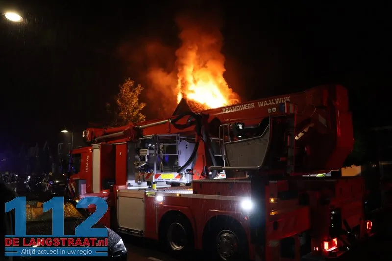 Grote ravage na blikseminslag: Wijk in Waalwijk opgeschrikt door uitslaande dakbrand 112 De Langstraat