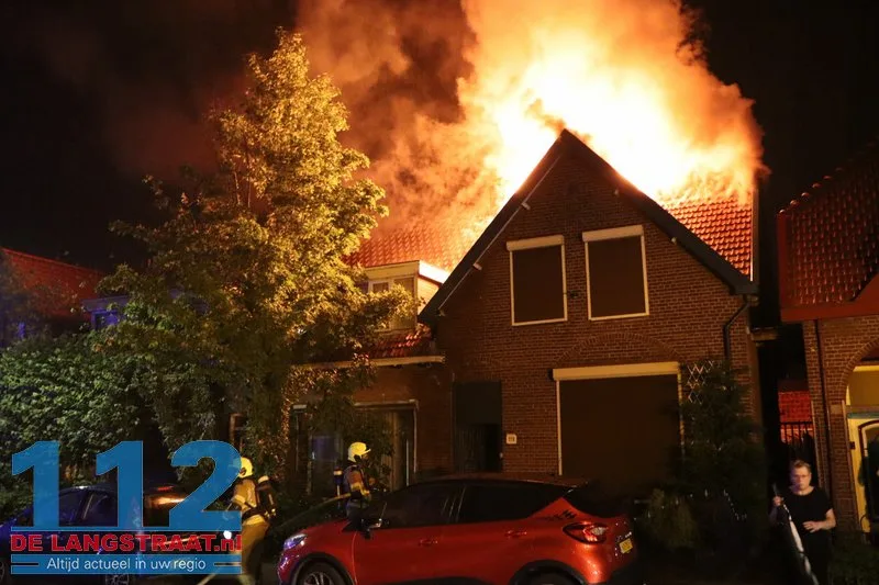 Grote ravage na blikseminslag: Wijk in Waalwijk opgeschrikt door uitslaande dakbrand 112 De Langstraat