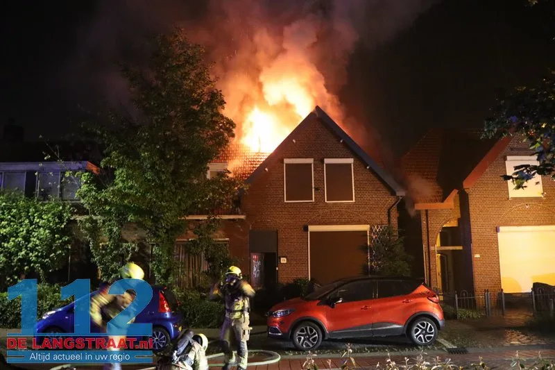 Grote ravage na blikseminslag: Wijk in Waalwijk opgeschrikt door uitslaande dakbrand 112 De Langstraat