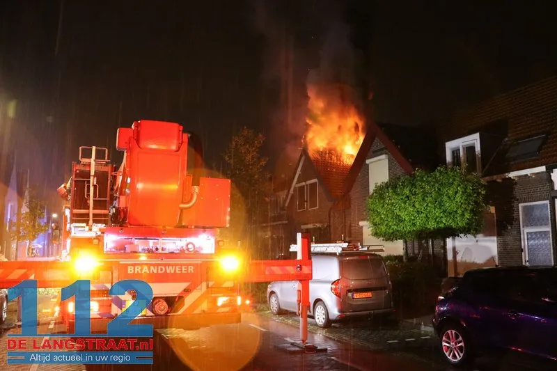 Grote ravage na blikseminslag: Wijk in Waalwijk opgeschrikt door uitslaande dakbrand 112 De Langstraat