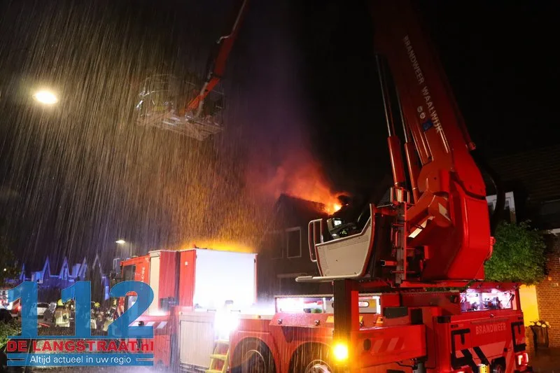 Grote ravage na blikseminslag: Wijk in Waalwijk opgeschrikt door uitslaande dakbrand 112 De Langstraat