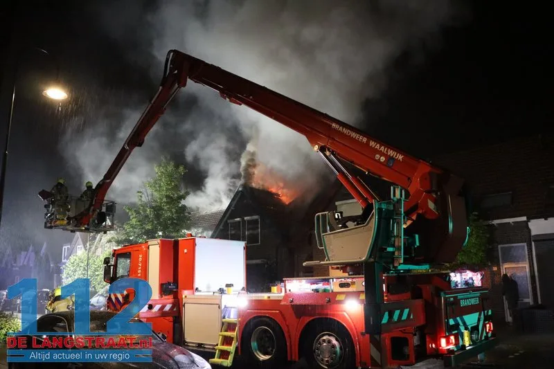 Grote ravage na blikseminslag: Wijk in Waalwijk opgeschrikt door uitslaande dakbrand 112 De Langstraat