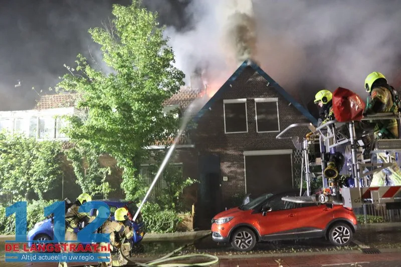 Grote ravage na blikseminslag: Wijk in Waalwijk opgeschrikt door uitslaande dakbrand 112 De Langstraat