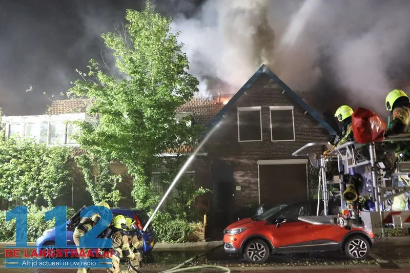 Grote ravage na blikseminslag: Wijk in Waalwijk opgeschrikt door uitslaande dakbrand 112 De Langstraat